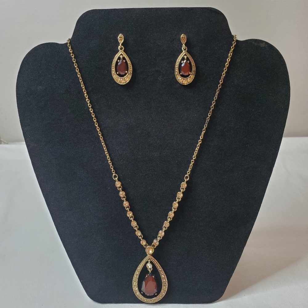 Avon Gold Tone Topaz & Rhinestone  Necklace With Earrings